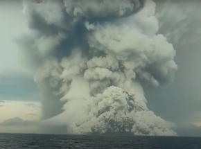 Tonga: fale tsunami wywołane przez erupcję wulkanu