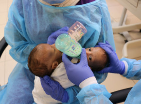 Jemen: rozdzieleni bliźniacy syjamscy wrócili do domu z Jordanii