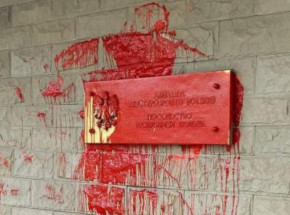 Polska ambasada w Moskwie została oblana czerwoną farbą