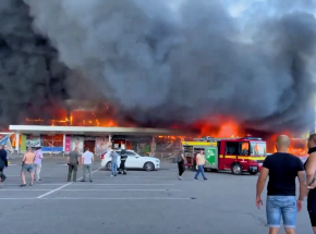 Rosjanie zaatakowali centrum handlowe. W. Zełenski: liczba ofiar jest „niewyobrażalna” [AKTUALIZACJA]