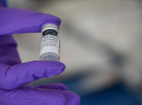 Katowice: mężczyzna zatrzymany za sprzedaż szczepionek na czarnym rynku