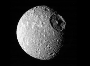 Mimas: księżyc Saturna, który wygląda, jak Gwiazda Śmierci, może skrywać ocean