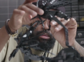 Masywna rzeźba Lego w Muzeum Aga Khan