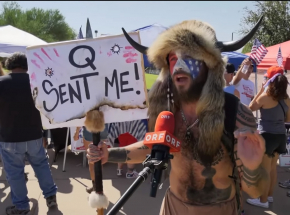 „Szaman QAnon" prosi Trumpa o ułaskawienie