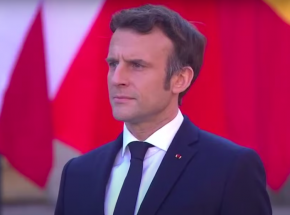 Emmanuel Macron upomina Joe Bidena
