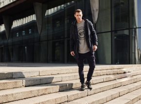 Czym są spodnie baggy i czy każdemu mężczyźnie pasują?