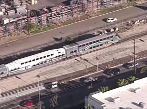 USA: policjanci wyciągnęli z rozbitego samolotu pilota chwilę przed uderzeniem pociągu we wrak