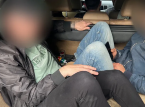 Osiem osób w aucie i pijany kierowca. Dwie osoby znajdowały się w bagażniku