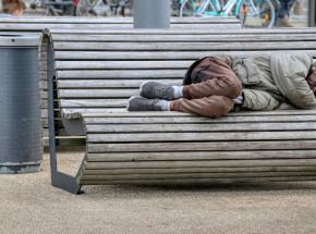 Anglia: bezdomni objęci priorytetem szczepień przeciwko COVID-19