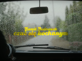 „Czuć się kochanym”: Kamil Bednarek prezentuje nowy utwór