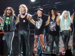 Zespół Guns N' Roses pozywa sklep sprzedający broń i róże