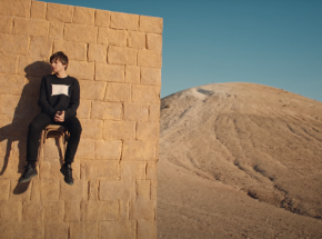 Louis Tomlinson dzieli się demo „Walls” rok po premierze albumu