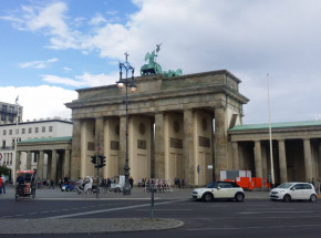 Samochód rozbił się o Bramę Brandenburską