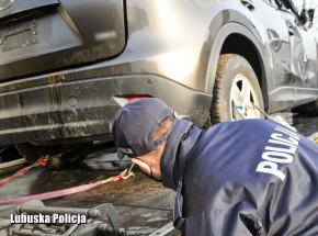 Lubuskie: uciekał przed policjantami kradzionym autem i wpadł do rzeki
