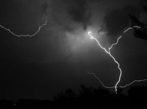 Piorun uderzył w pomnik Waszyngtona