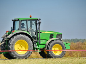 Mazowieckie: 80-latek spadł z ciągnika, który dwukrotnie po nim przejechał