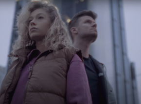 Zuza Jabłońska i Pawbeats w piosence "Chillout"