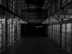 Paryż: zatrzymano osadzoną próbującą uciec z więzienia, zjeżdżając po związanych prześcieradłach