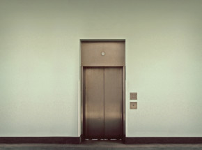 Łódź: mężczyźni wraz z windą spadli z wysokości 16 pięter