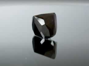 555,55-karatowy czarny diament ,,Enigma’’ sprzedany za 3,16 mln funtów