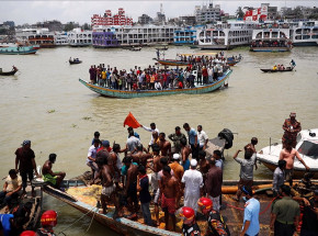 Bangladesz: w wyniku zderzenia promu ze statkiem towarowym zginęło co najmniej 26 osób