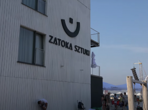 Sopot: policjanci rozkopują plażę przy dawnej Zatoce Sztuki