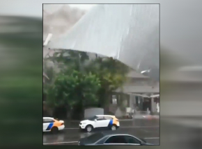 Moskwa: zerwany dach spadł na samochody