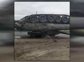 Rosja: przewrócony czołg zablokował drogę