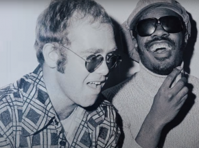 Elton John i Stevie Wonder w teledysku do piosenki "Finish Line"