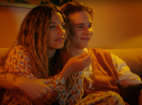 Bracia Kacperczyk w towarzystwie Julii Wieniawy w utworze "Sebiksy"