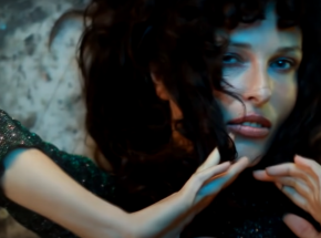 Ramona Rey w utworze z repertuaru grupy Maanam