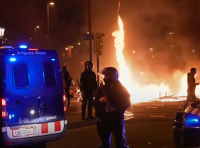 Hiszpania: piąta noc zamieszek w Barcelonie, grabieże sklepów