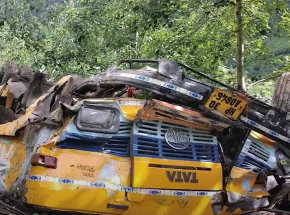 Indie: 16 osób zginęło po tym, jak autobus wpadł do wąwozu 