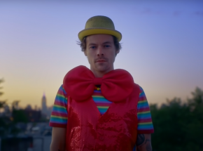 Harry Styles w teledysku do utworu „Daylight" w reżyserii Jamesa Cordena