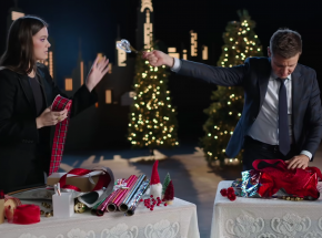 Hailee Steinfeld i Jeremy Renner pakują prezenty w klipie "Hawkeye'a"