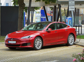 Kierowcy Tesli nie mogli korzystać z pojazdów w związku z awarią aplikacji