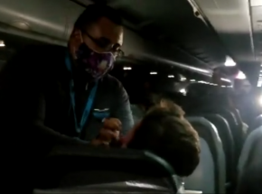 USA: agresywny pasażer samolotu przyklejony taśmą do siedzenia