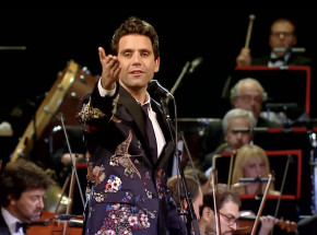 Mika przywraca kolory paryskim ulicom