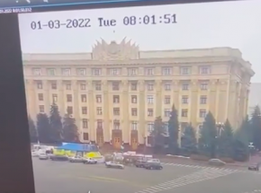 Ostrzał Charkowa. Rakieta spadła na plac w centrum miasta