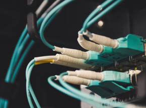 Chiński światłowód przesłał 51,3 Tb/s na ponad 200 km. Koniec ograniczeń internetu?