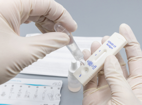 Wielka Brytania przeprowadzi masowe testy, by zapobiec rozprzestrzenianiu się afrykańskiego szczepu SARS-CoV-2