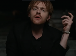 Finneas w coverze utworu "Flume" zespołu Bon Iver