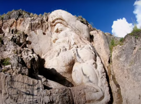 Peru: artysta wyrzeźbił w skałach “Siedzibę Bogów”