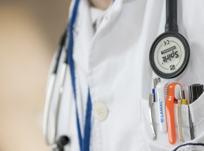 Niemcy: oskarżono syryjskiego lekarza o zbrodnie przeciwko ludzkości