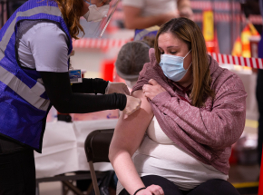 USA: przedsiębiorcy zachęcają do szczepień. Oferują premie pieniężne czy też bony na śniadanie