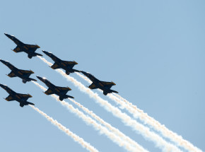 Spektakularny i kontrowersyjny przelot Blue Angels nad plażą w Pensacoli