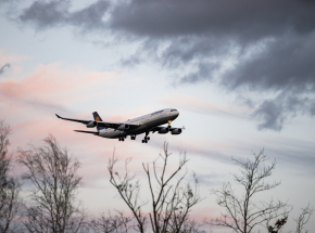Nastolatek przeżył lot, chowając się w podwoziu samolotu