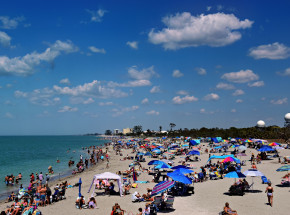 Koniec z parasolami na plaży? Turyści zaskoczeni nowymi ograniczeniami