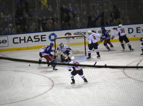 NHL: Rangers gromią Flyers, pierwsza porażka Suttera za sterami Flames