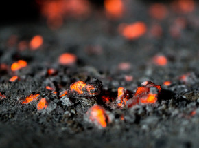 Ewakuacja terenu erupcji wulkanu w islandzkiej dolinie Geldingadalur